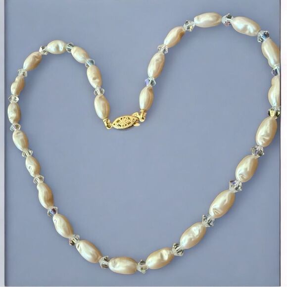Vintage Faux Pearl & Crystal Bead Necklace with Gold Filigree Clasp - Picture 16 of 17